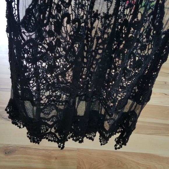 Black Sleveless Crochet Lace Vest - Picture 3 of 6